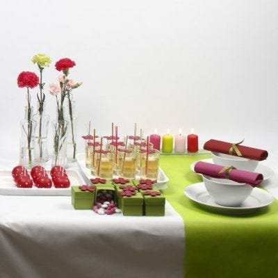 Popcakes lavet af vatkugler og træblomster som pynt på sugerør og æsker
