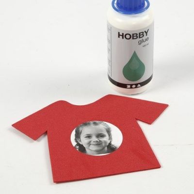 Planche med navne og portrætter i vasketøj på snor