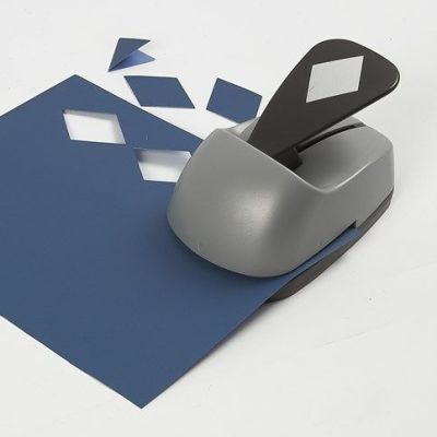 Kort med kuvert pyntet med blå vimpler af strukturpapir