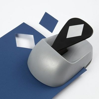 Borddækning og bordpynt med blå geometriske former