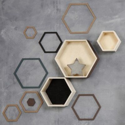 Vægpynt og kubeformede opbevaringskasser malet i vintage look