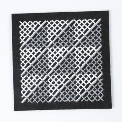 Pude med grafisk mønster af korssting