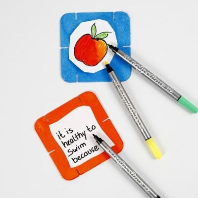 Konstruktionsbrikker af hvidt pap, malet og tuschtegnet