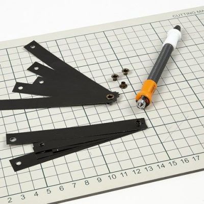 Ophæng af sorte lakstrimler i snørering med lædersnøre