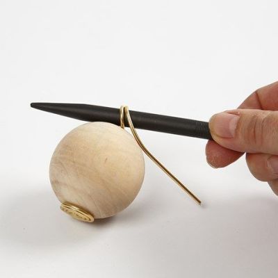 Juleborddækning med pynt af naturmaterialer