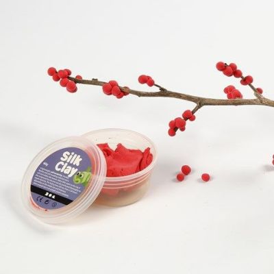 Juleborddækning med bordpynt i rødt og hvidt