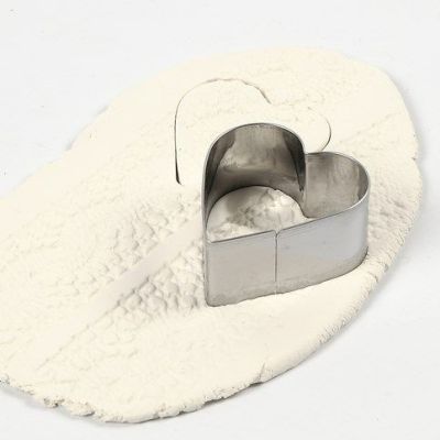 Udstanset ophæng af selvhærdende ler