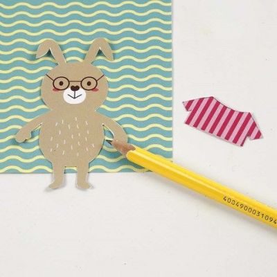 Ophæng med påskehare i tøj af mønstret karton