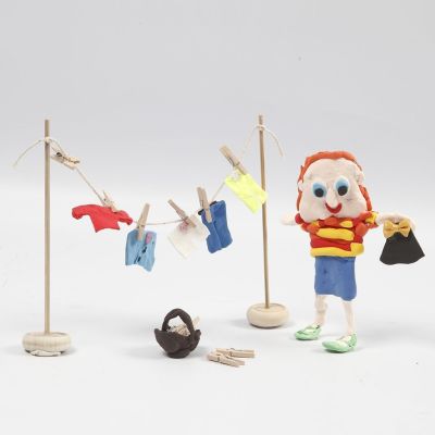 Figur af Silk Clay og tørrestativ i træ med tøj af Silk Clay