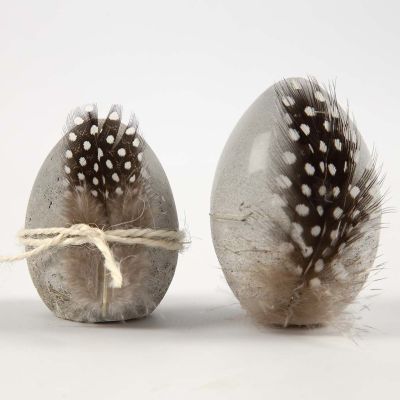 Betonæg dekoreret med fjer