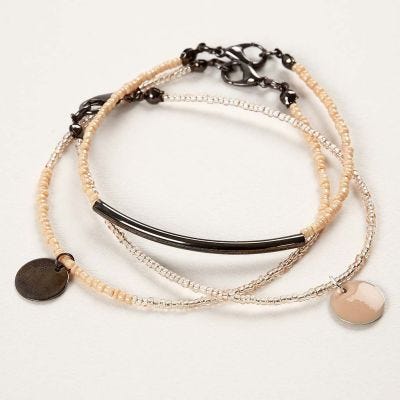 Armbånd af smykkewire med rocaiperler og vedhæng