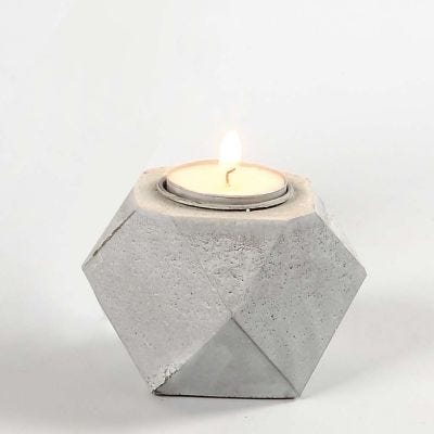 Geometrisk fyrfadsstage af beton