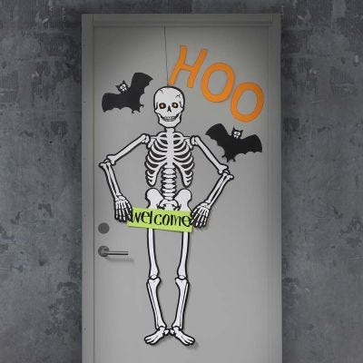 Dør til Halloween pyntet med stort selvlysende skelet og flagermus