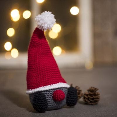 Hæklet nisse med stor hue i akrylgarn