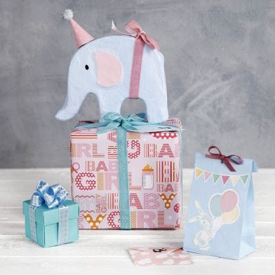 Baby shower gaveindpakning med elefant som pynt