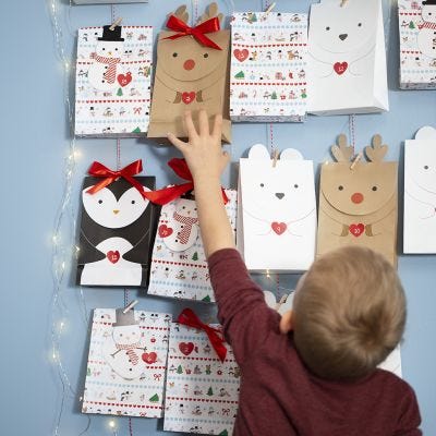 Pakkekalender af gaveposer formet som rensdyr