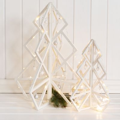 3D juletræ i træ med julekugler