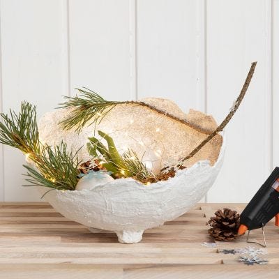 Skål af gipsgaze og glitter fyldt med glaskugler