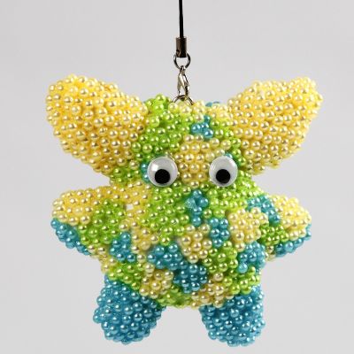 Stoffigur beklædt med Pearl Clay og rulleøjne