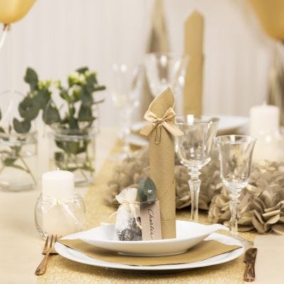 Borddækning og bordpynt i guld med papirblomster