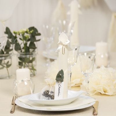 Borddækning og bordpynt i råhvid med papirblomster