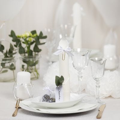 Borddækning og bordpynt i hvid med papirblomster