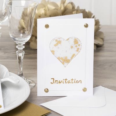 Invitation pyntet med hjerte af pergamentpapir