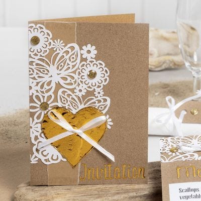 Invitation pyntet med blondekarton