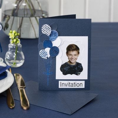 Invitation med foto og udstansede balloner pyntet med dekorationsfolie