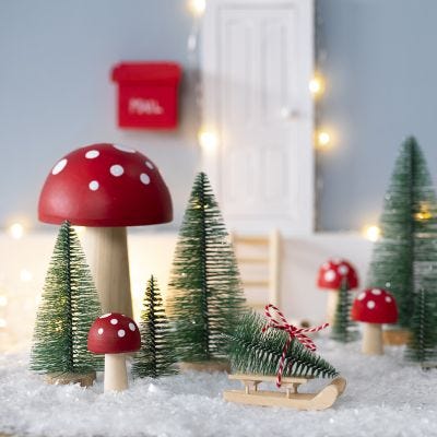 Nissen henter juletræ til sin nissedør