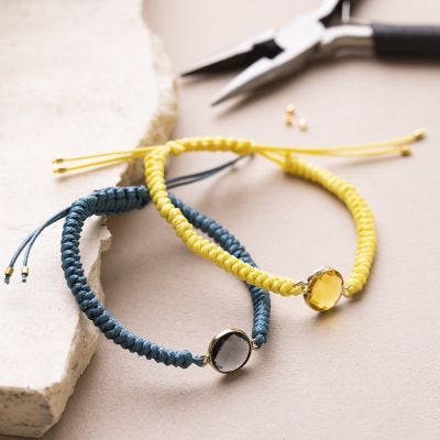 Armbånd med smykkevedhæng