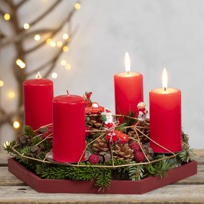 Adventskrans af metalophæng pyntet med gran