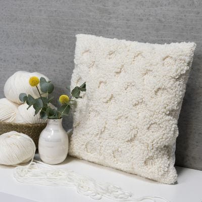 Pude dekoreret med punch needle