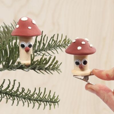 Svampe af trådtrisser dekoreret med Silk Clay og rulleøjne