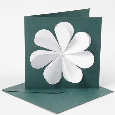 Kort med blomst af udstansede hjerter
