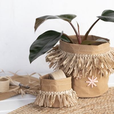 Poser i læderpapir med frynser af raffia papirgarn