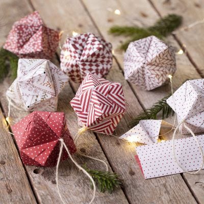 Origami julekugle foldet af origamipapir