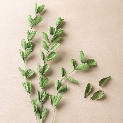 Grene med små blade af crepepapir