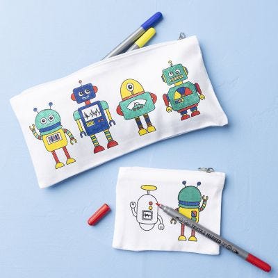 Robotpenalhus og -pung dekoreret med tekstiltusch