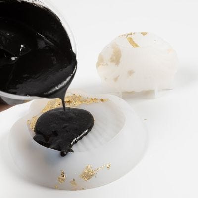 Sådan støber du med sort resin støbemix