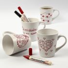 Hvidt porcelænskrus med røde kærlighedsmotiver