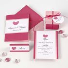 Indbydelse, bordkort, menukort og bordpynt i rosa og pink med hjerter