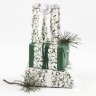 Julegaveindpakning med mistelten motiv pyntet med silkepapir, bånd og rosetter