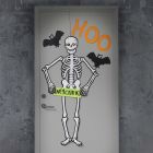 Dør til Halloween pyntet med stort selvlysende skelet og flagermus