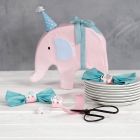 Servietter foldet som sløjfer med servietring af karton og elefant malet med hobbymaling