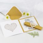 Bryllupsinvitation med glitrende guld designpapir og hjerte shaker sticker