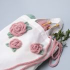 Mulepose pyntet med roser lavet af tubestrik