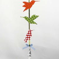 Uro med fugle af mønstret papir på pailletbånd