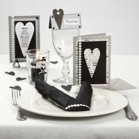 Bordpynt, bordkort og invitation i sort og hvid med hjerter