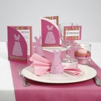 Indbydelse og bordpynt med kjoler i pink
